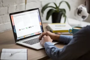 ¿Te has percatado de que un trabajador pasa un aproximado de 8 horas sentado en la oficina?